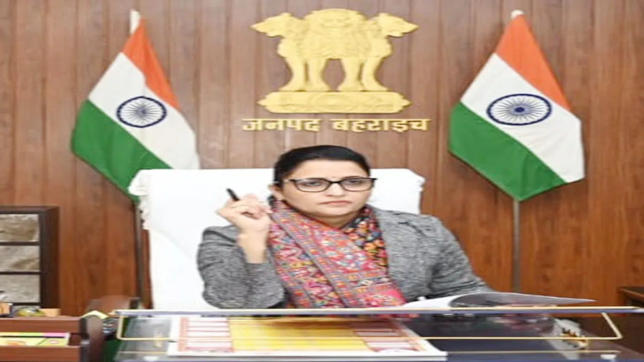 बहराइच: समाज कल्याण विभाग में डीएम का छापा, लिस्ट के साथ मिले दो संदिग्ध, पुलिस को सौंपा, दिए जांच के निर्देश