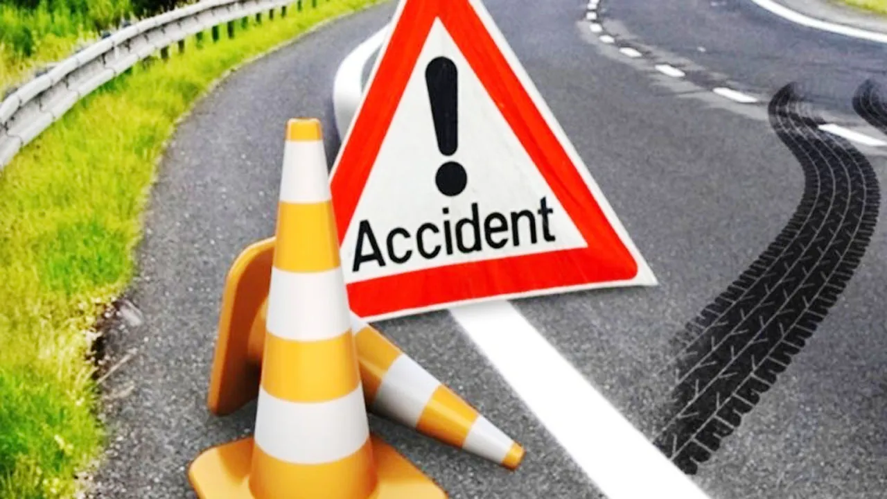 Video अंबेडकरनगर: पुलिस वाहन की चपेट में आने से युवक की मौत, एक की हालत गंभीर  