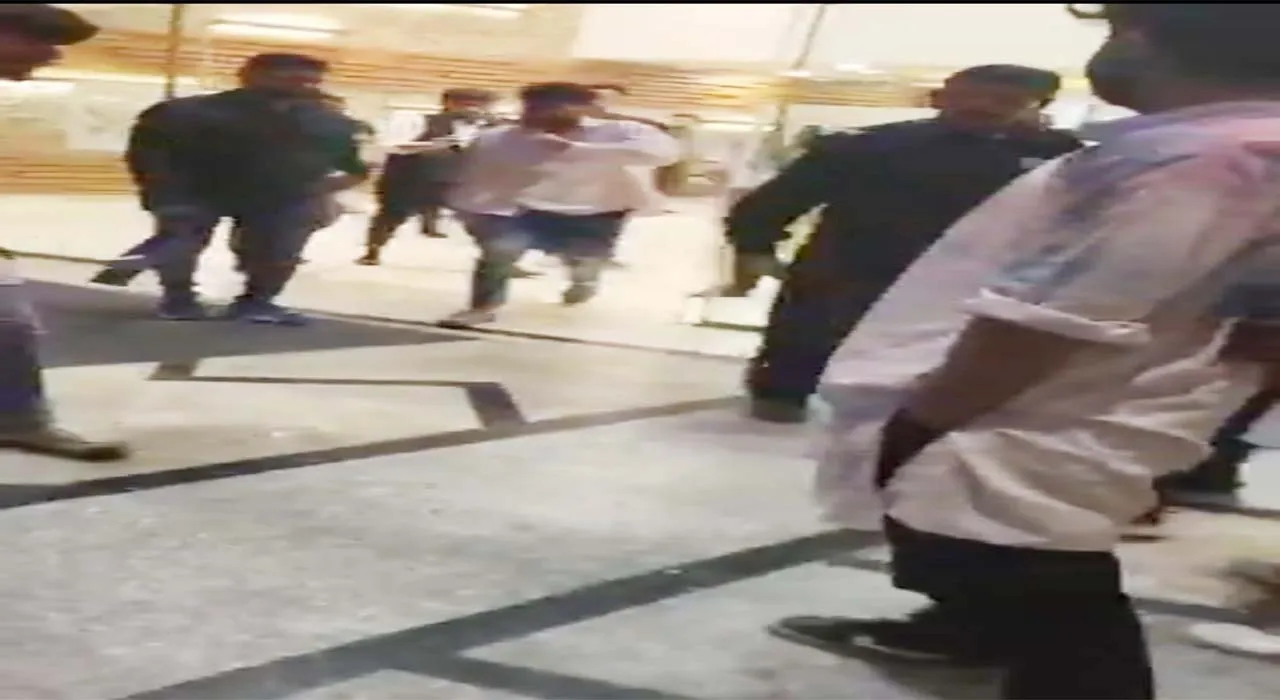 लखनऊ: समिट बिल्डिंग में मारपीट का एक और VIDEO हुआ वायरल, शराब के नशे में युवकों के बीच जमकर चले लात-घूंसे