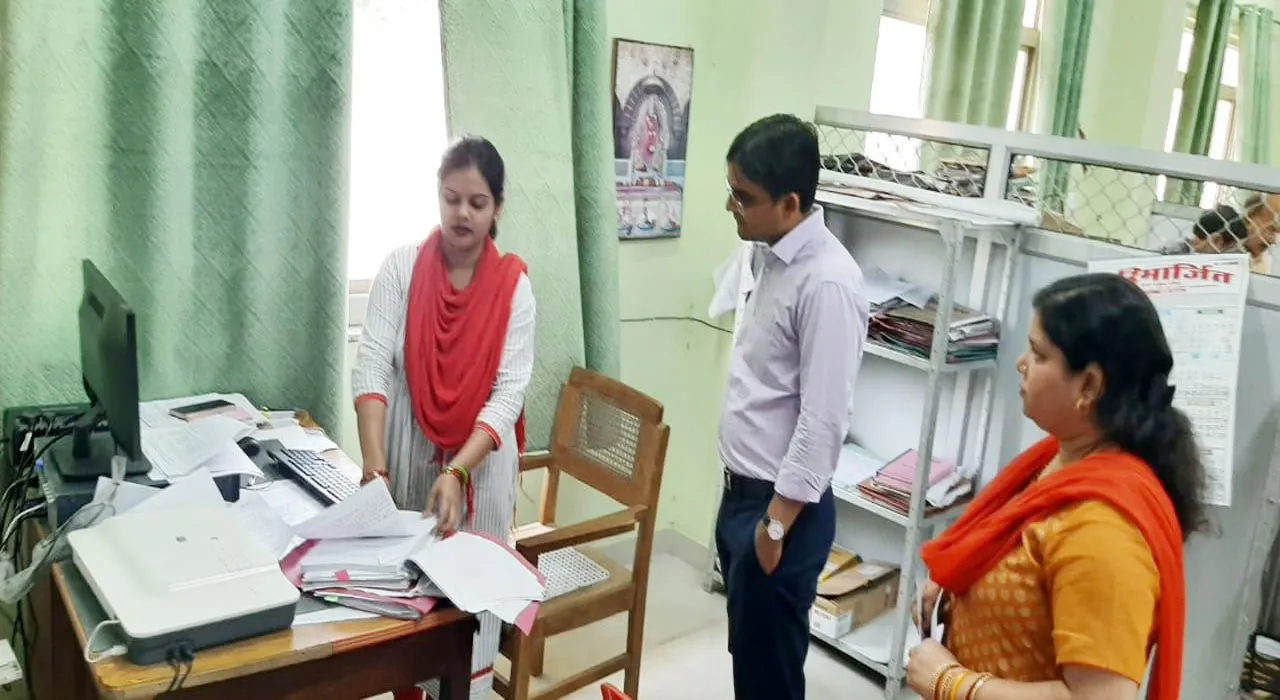 बाराबंकी: अचानक जिला निर्वाचन कार्यालय पहुंचे डीएम, कर्मचारियों को सजग और सतर्क रहने के दिये निर्देश