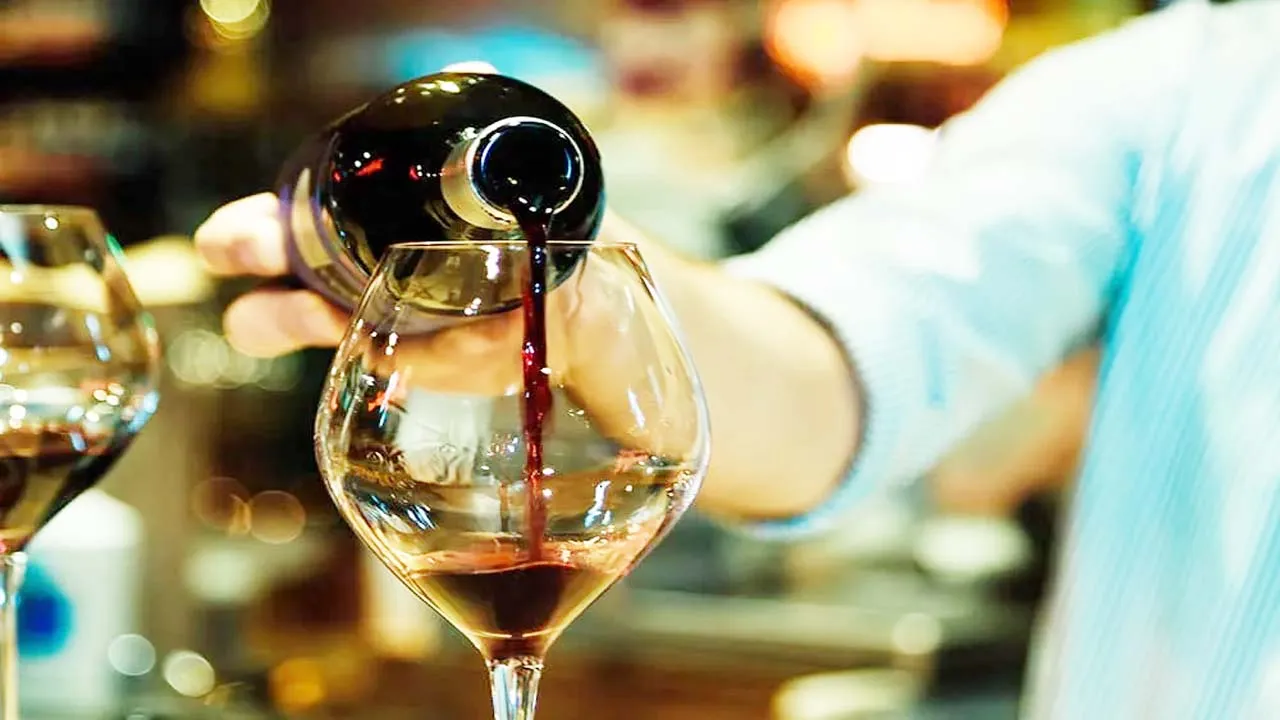 लखनऊ: रेस्टोरेंट में बिना लाइसेंस परोसी जा रही थी शराब, तीन गिरफ्तार, भेजे गए जेल  