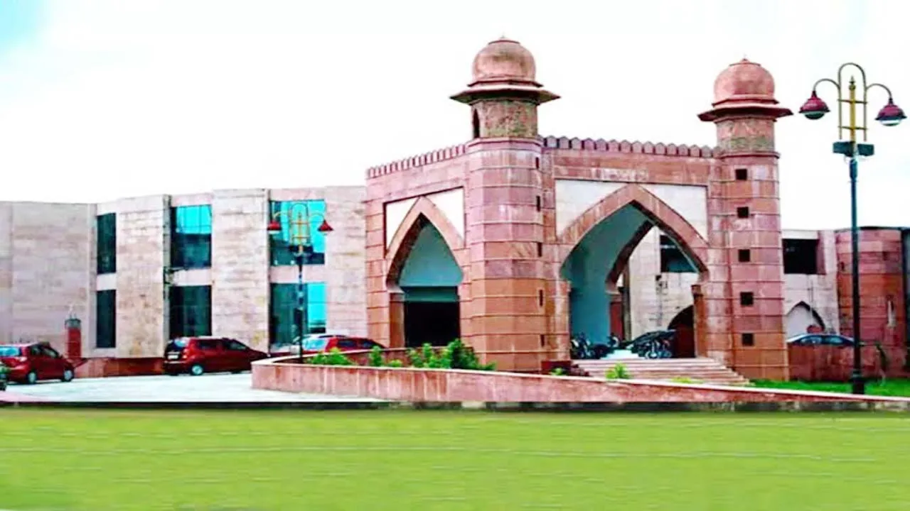 लखनऊ: नियुक्तियों के लिफाफों ने खोले 'विवि के राज', मिले कई गहरे 'दाग', आठ शिक्षकों को किया गया सूचीबद्ध