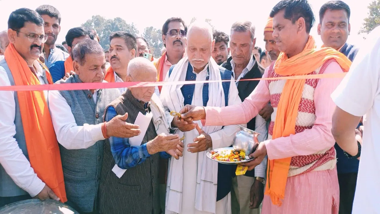गोंडा: दो करोड़ से बनेगी दिनारा से मुंगरौल देवी मंदिर तक पक्की सड़क, विधायक ने फीता काटकर किया सड़क का शिलान्यास