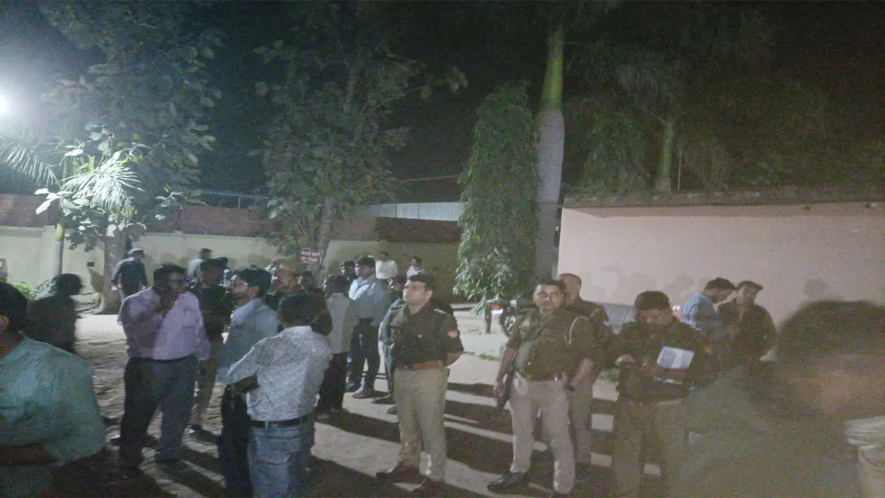 बहराइच: लेजर रिसॉर्ट की छत गिरने से दो श्रमिकों की मौत, 10 मजदूर हुए घायल, कोहराम, तीन पर केस दर्ज   