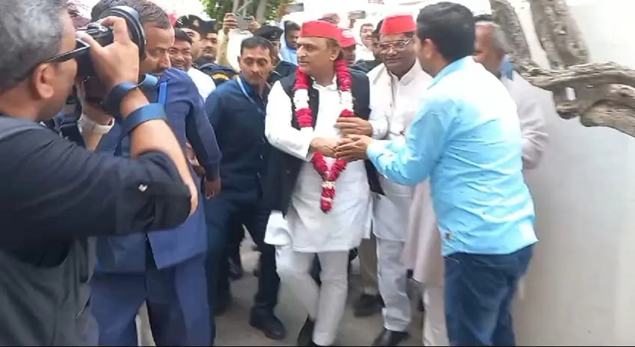 सीतापुर: सपा प्रमुख अखिलेश यादव ने जेल में बंद आजम खान से की मुलाकात, जानिए क्या हैं इसके सियासी मायने? 