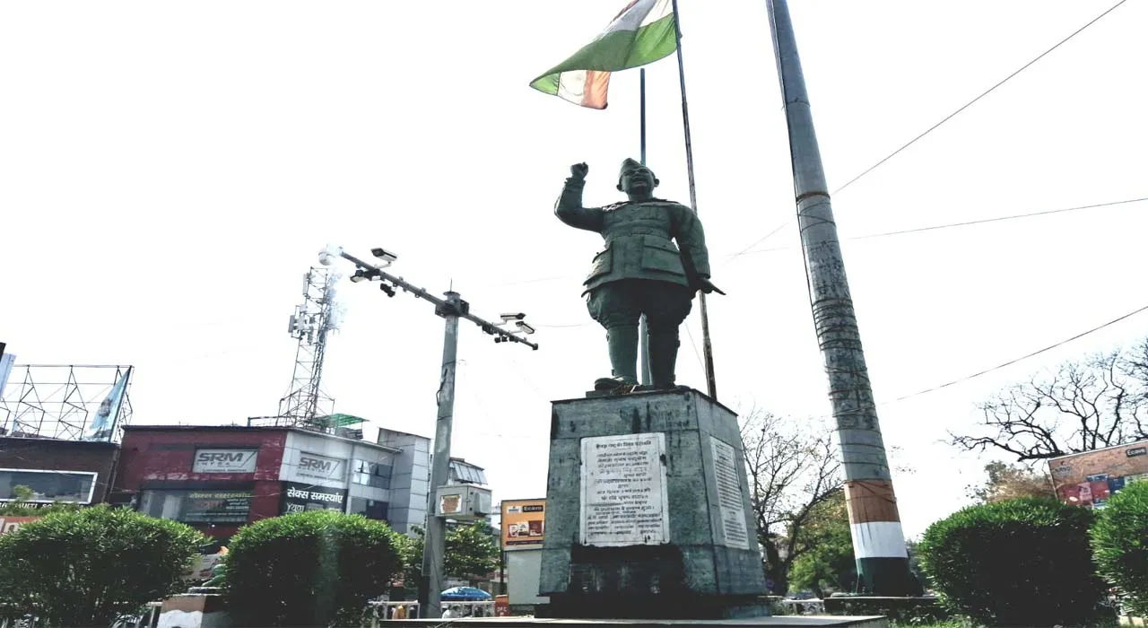 प्रयागराज: सुभाष चौराहे पर लगे तिरंगे का हो रहा अपमान, हो गया मटमैला और बदरंग, महापौर का भी अब तक नहीं गया ध्यान!