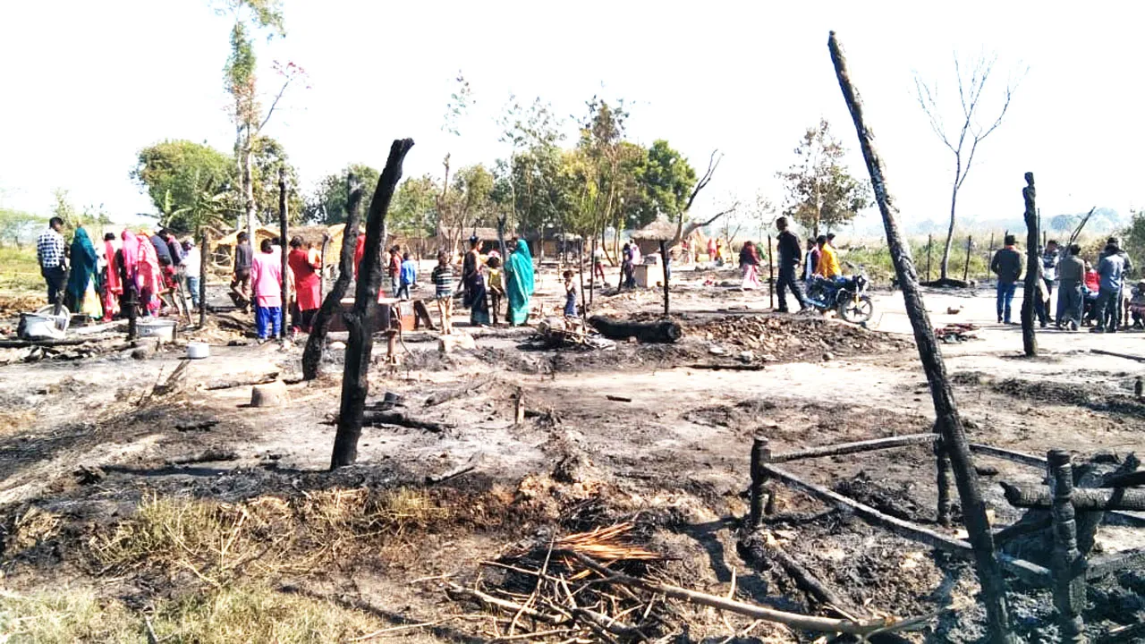 गोंडा: बरौली में शॉर्ट सर्किट से लगी भीषण आग, 20 लाख रुपये की संपत्ति जलकर खाक, एक गोवंश की भी झुलसकर हुई मौत