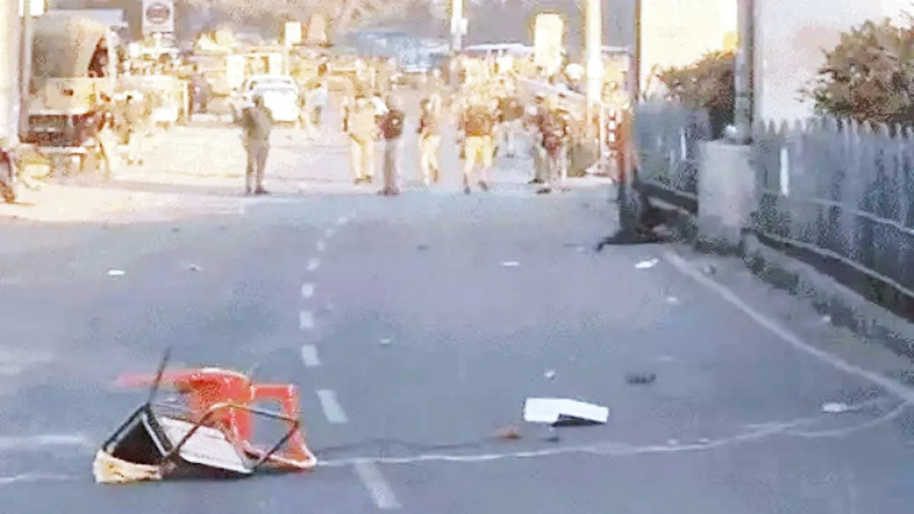 लखनऊ: अकबरनगर में पत्थरबाजी का मामला, पुलिस ने सात नामजद समेत 100 अज्ञात उपद्रवियों पर दर्ज की FIR, हड़कंप