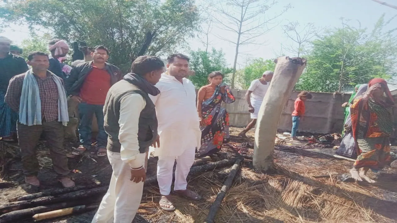 बहराइच: आग लगने से दो मकान जलकर हुए राख, लाखों की संपत्ति का हुआ नुकसान