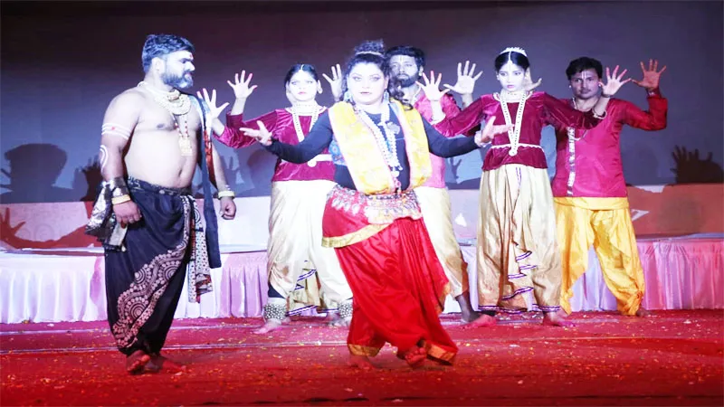 अयोध्या: रामोत्सव में बनारस घराने की जुगलबंदी और सिरमौर नाटी नृत्य की रही बहार, सिर पर जलता दीपक रख... 