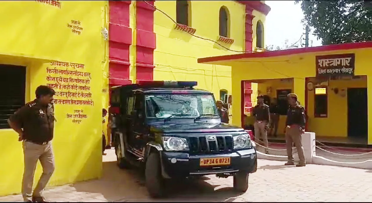 सीतापुर: रामपुर कोर्ट में पेशी के लिए आजम खां सीतापुर जेल से हुए रवाना, कड़ी सुरक्षा के बीच वज्र वाहन से भेजे गए 