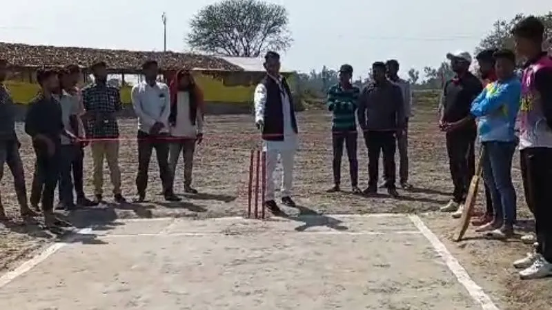 अंबेडकरनगर: क्रिकेट टूर्नामेंट का पिस्टल से फायर कर किया उद्घाटन, वीडियो वायरल