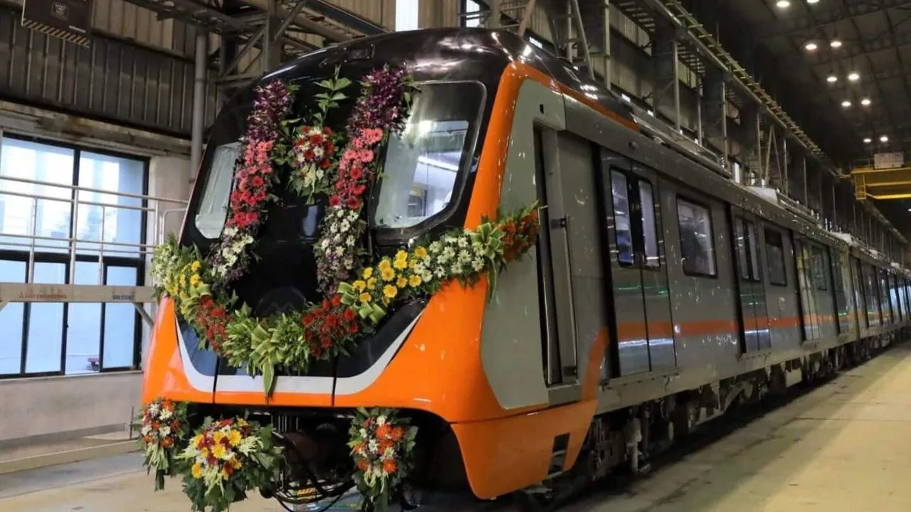Noida Metro News : मेट्रो लाइन पर उतरा शख्स, ड्राइवर की सूझबूझ सतर्कता टला बड़ा हादसा
