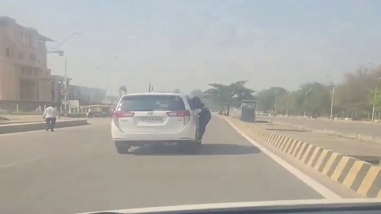 लखनऊ: चलती कार में लटकी हुई युवती का वीडियो वायरल