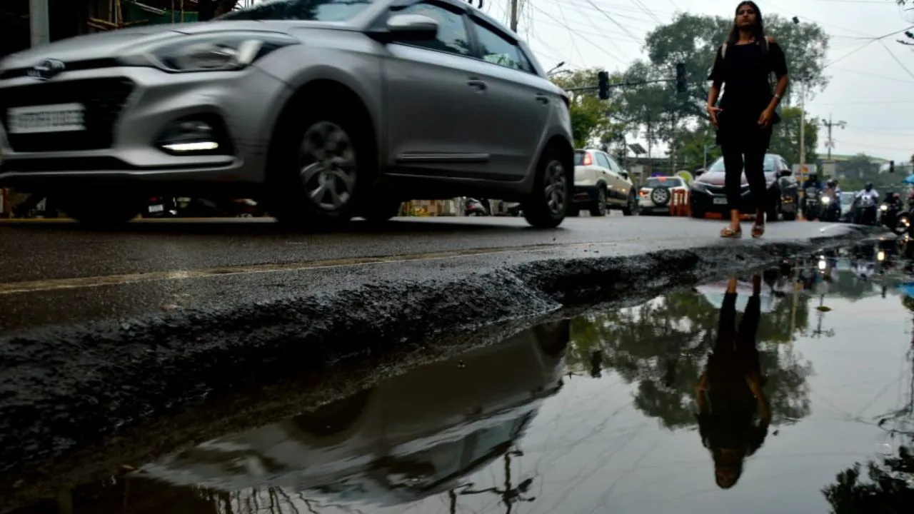 Kanpur Weather Today: तेज हवाओं के साथ गरजे बादल, बेमौसम बारिश ने बिगाड़ा शहर का हाल...कई जगह जाम