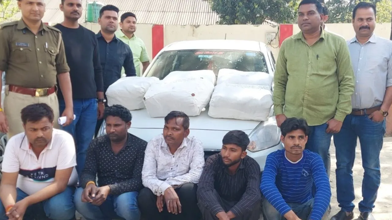 Unnao: कानपुर-लखनऊ हाईवे पर पुलिस ने रोकी कार...बैठे मिले पांच युवक, अंदर नजारा देखकर खाकी ने भी पकड़ा माथा