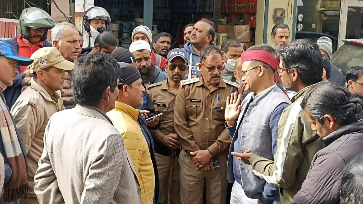 अल्मोड़ा: जाखनदेवी मार्ग की खस्ता हालत पर भड़के लोगों ने दो घंटे माल रोड किया जाम 