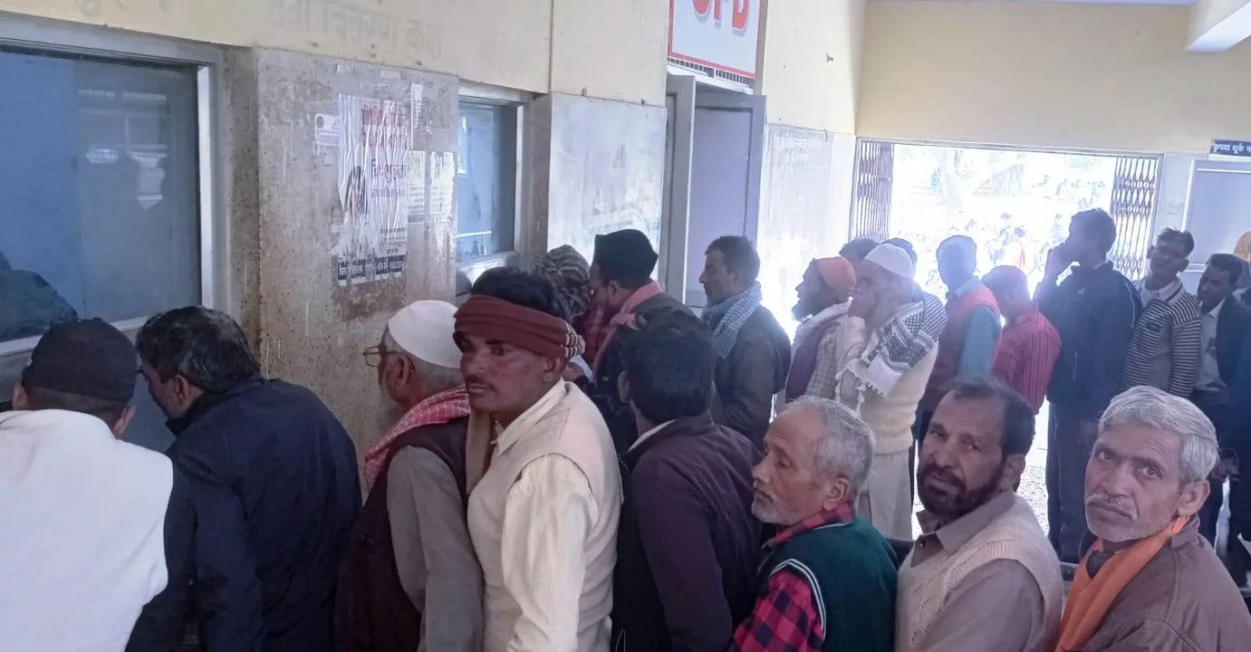 पीलीभीत: मेडिकल कॉलेज में नहीं मिल पा रहीं दवाएं, मरीज हो रहे परेशान