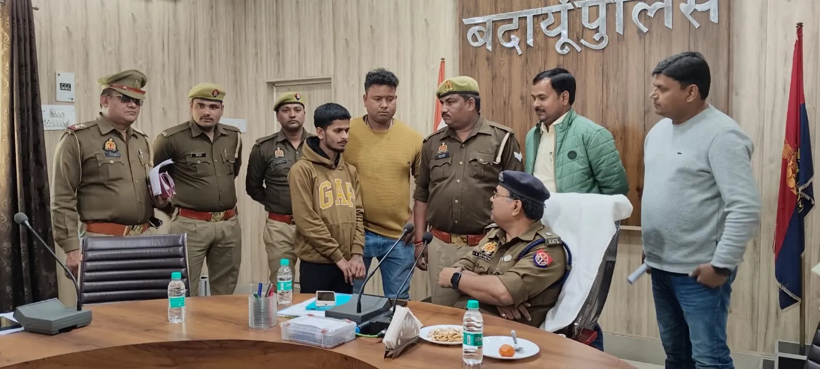 Budaun: मधुर आवाज निकालकर करता था ठगी...SOG ने पकड़ा तो भौंचक्की रह गई टीम, जानिए ठग का नया पैंतरा