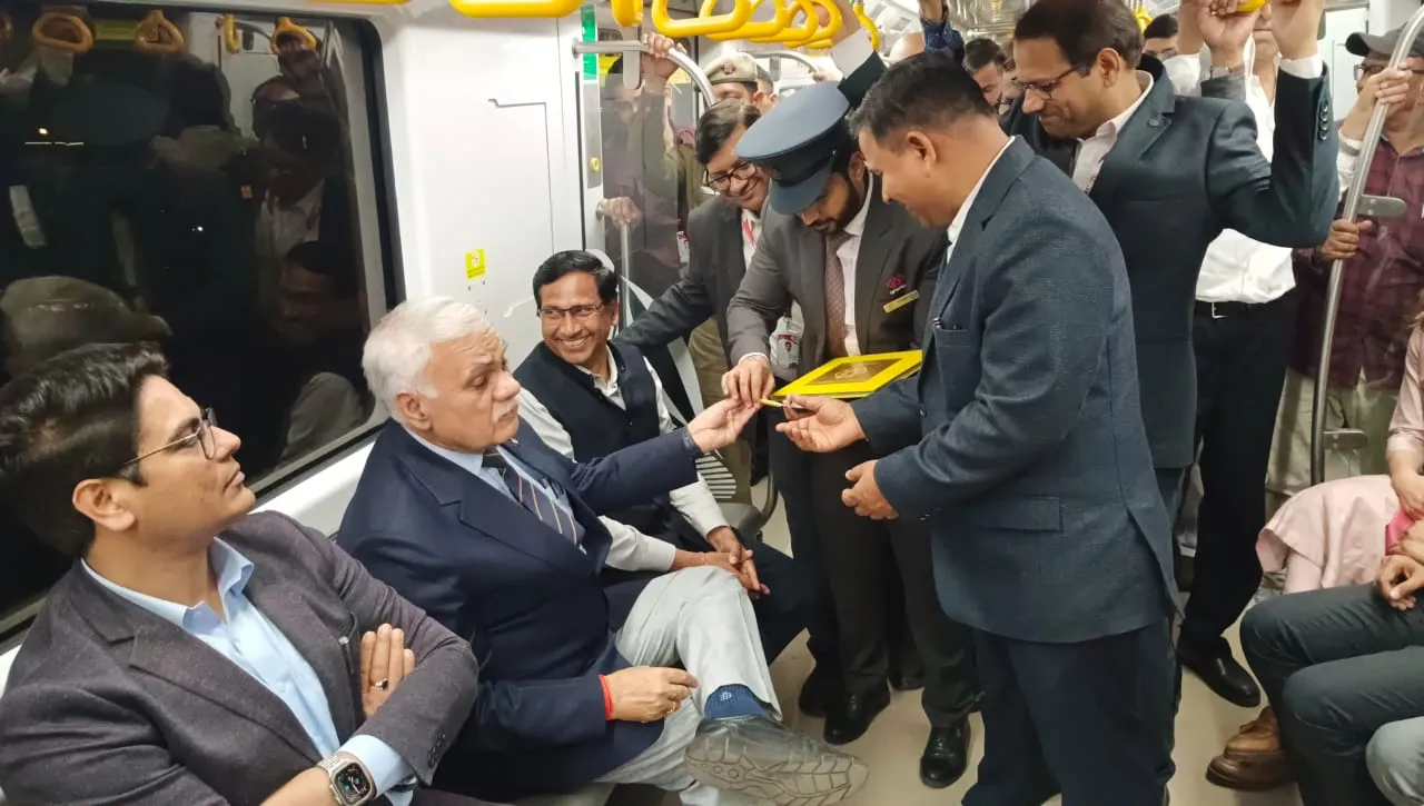 यूपी के मुख्य सचिव दुर्गा शंकर मिश्रा पहुंचे आगरा, मेट्रो में किया सफर