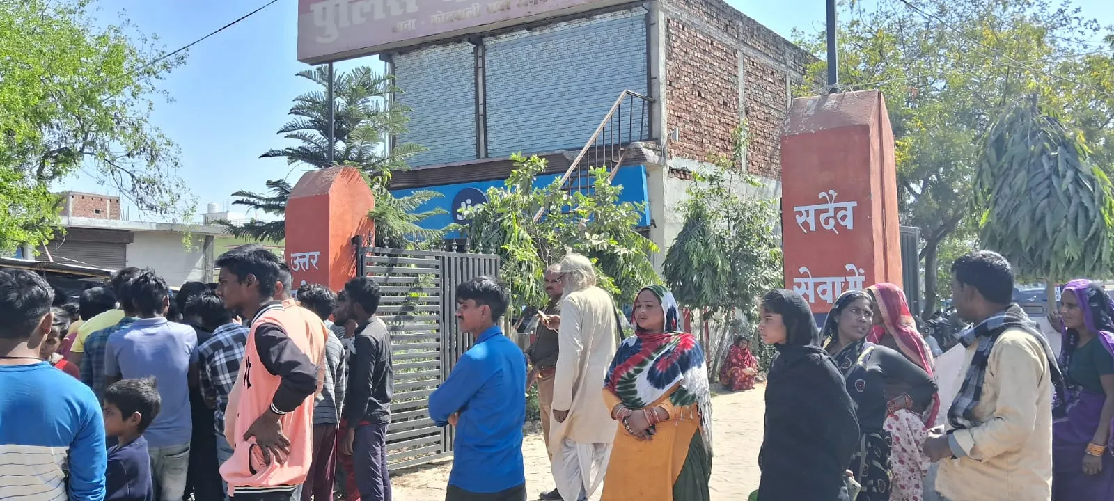 लखीमपुर-खीरी; श्मशान की जमीन पर चली जेसीबी, ग्रामीणों ने किया प्रदर्शन
