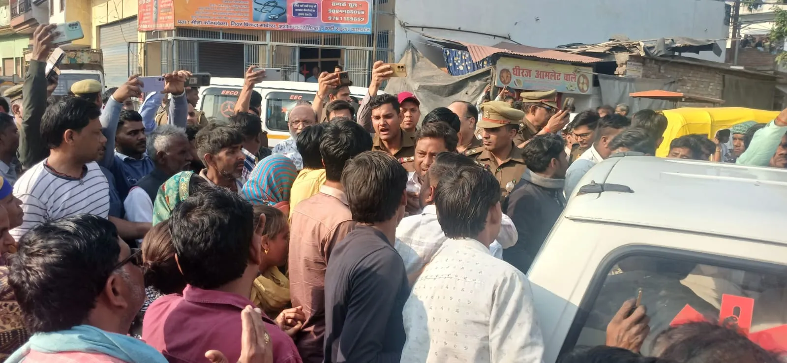 कासगंज: युवती को छेड़ा तो भाइयों ने युवक पर पेट्रोल छिड़ककर लगाई आग, मौत के बाद परिजन का हंगामा