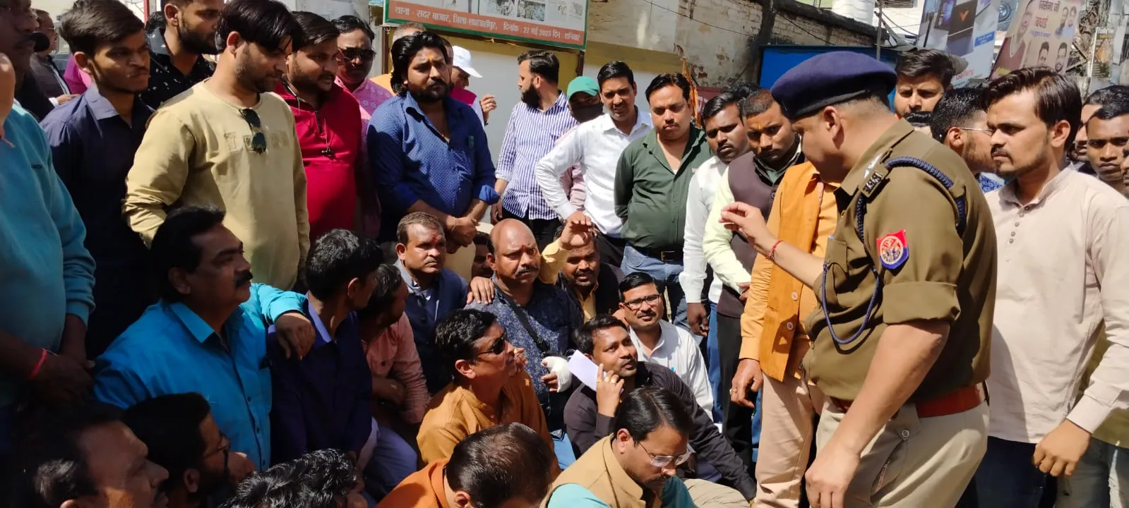 शाहजहांपुर: रिपोर्ट दर्ज न होने पर पार्षदों ने किया थाने का घेराव, गेट पर दिया धरना...जानिए मामला