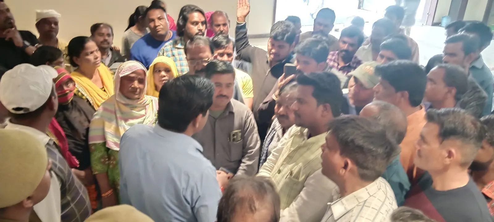 बरेली: 'आपसी लड़ाई में हमें मोहरा बना रहे हैं मेयर-नगर आयुक्त', सफाईकर्मियों की हड़ताल की चेतावनी