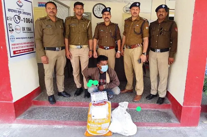 रामनगर: पुलिस ने घर में दबिश देकर 6 किलो से ज्यादा गांजा बरामद किया 