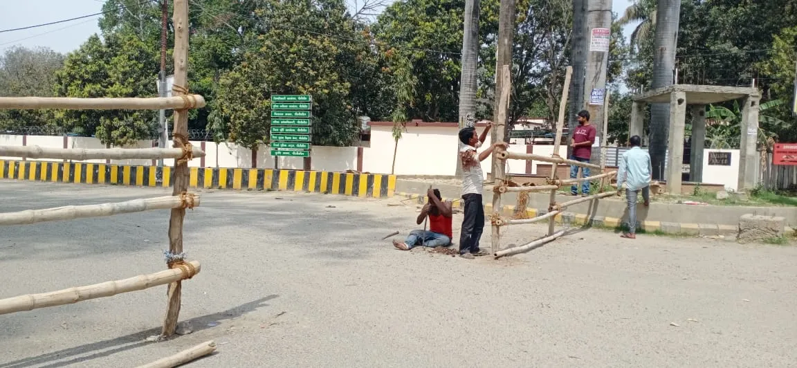 पीलीभीत: लोकसभा चुनाव को लेकर कलेक्ट्रेट में बैरिकेडिंग लगाने का काम शुरू, लगेंगे सीसीटीवी कैमरे