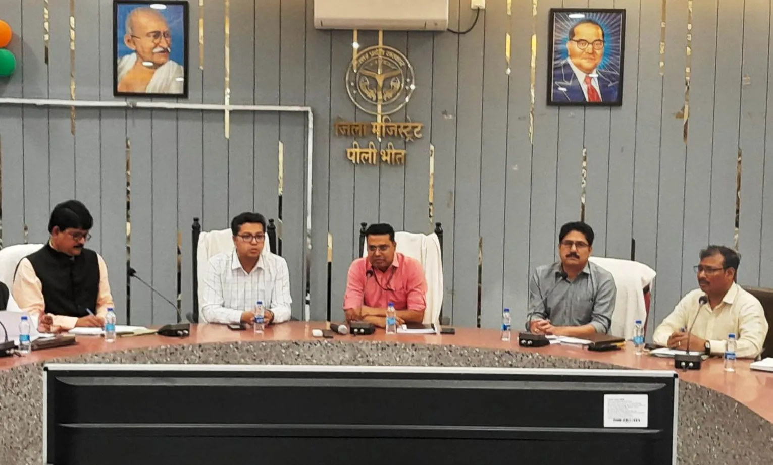 पीलीभीत: व्यय प्रेक्षकों ने बैठक कर प्रभारी अधिकारियों से ली जानकारी, लोकसभा चुनाव से जुड़े दिए ये निर्देश 