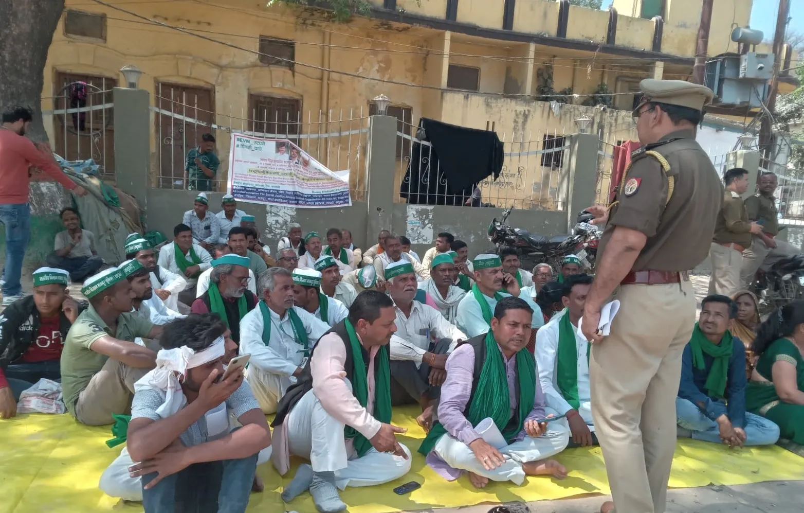 शाहजहांपुर: एमएसपी सहित विभिन्न मांगों को लेकर धरने पर बैठे किसान, पुलिस किसानों को मनाने में जुटी 