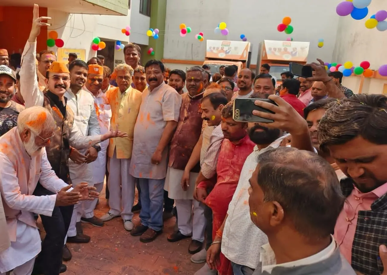 बरेली: भाजपाइयों ने धूमधाम से मनाया पार्टी कार्यालय पर होली महोत्सव, एक दूसरे को लगाया गुलाल