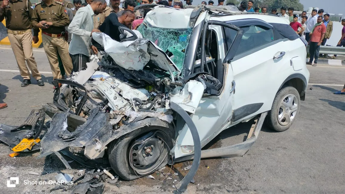Bareilly News: ट्रक की टक्कर से कार के उड़े परखच्चे, चालक की मौत