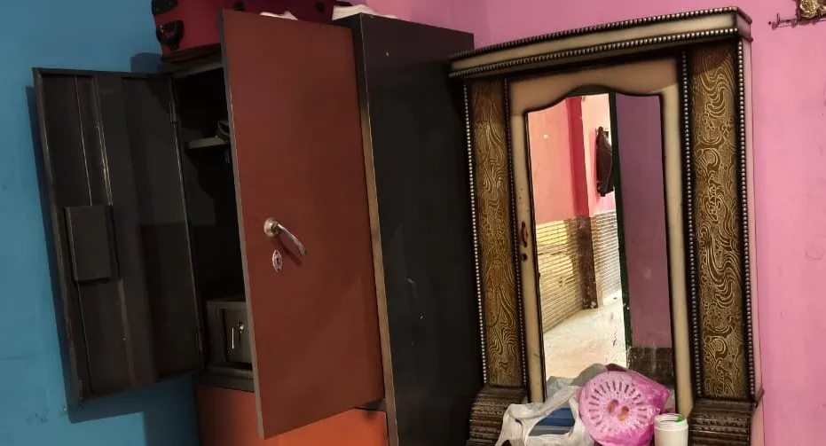 बदायूं: चोरों ने बंद की घर की लाइट...नगदी समेत ढाई लाख किए पार, ताला खुला देखा तो उड़ गए होश