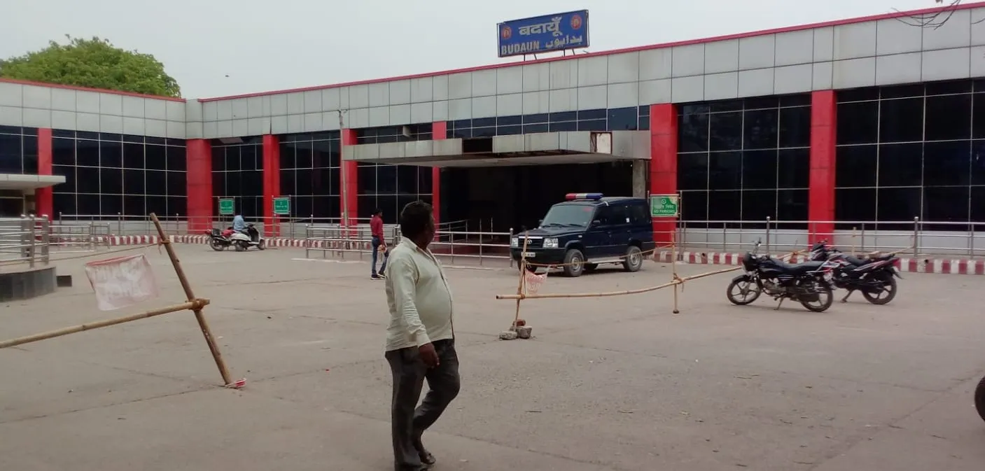 बदायूं: रेलवे स्टेशन की पार्किंग पर शराबियों ने मचाया उत्पात, बैरिकेडिंग तोड़ी...ठेकेदार को दी गालियां