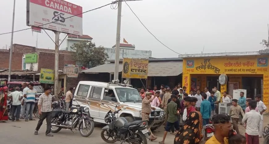 शाहजहांपुर: प्लाटनर ने कटवा दिए चार पेड़, शिकायत पर पहुंचे रेंजर का घेराव, पिटाई पर हुए उग्र