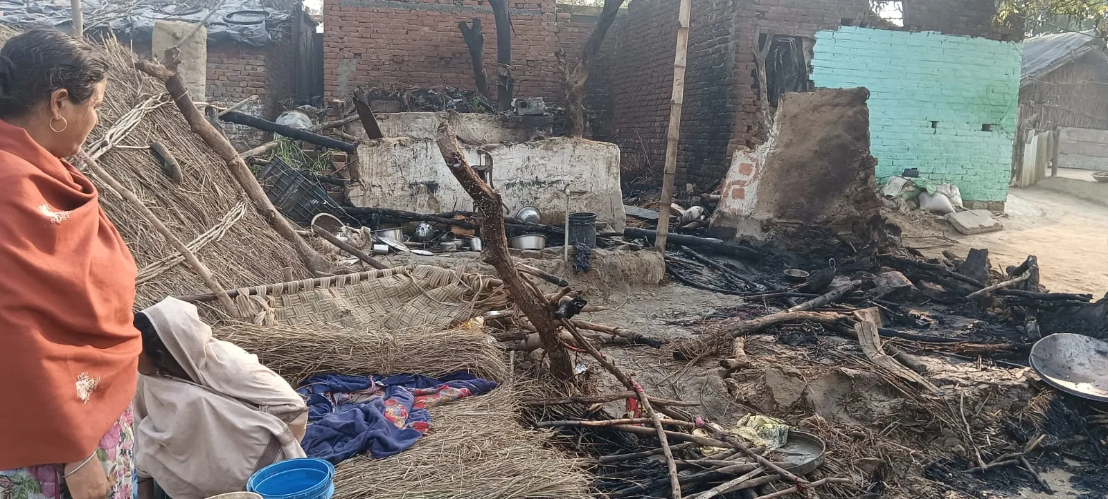 लखीमपुर-खीरी: संदिग्ध हालात में घर में लगी आग, सामान जलकर हुआ राख...14 बकरियां भी जिंदा जलीं