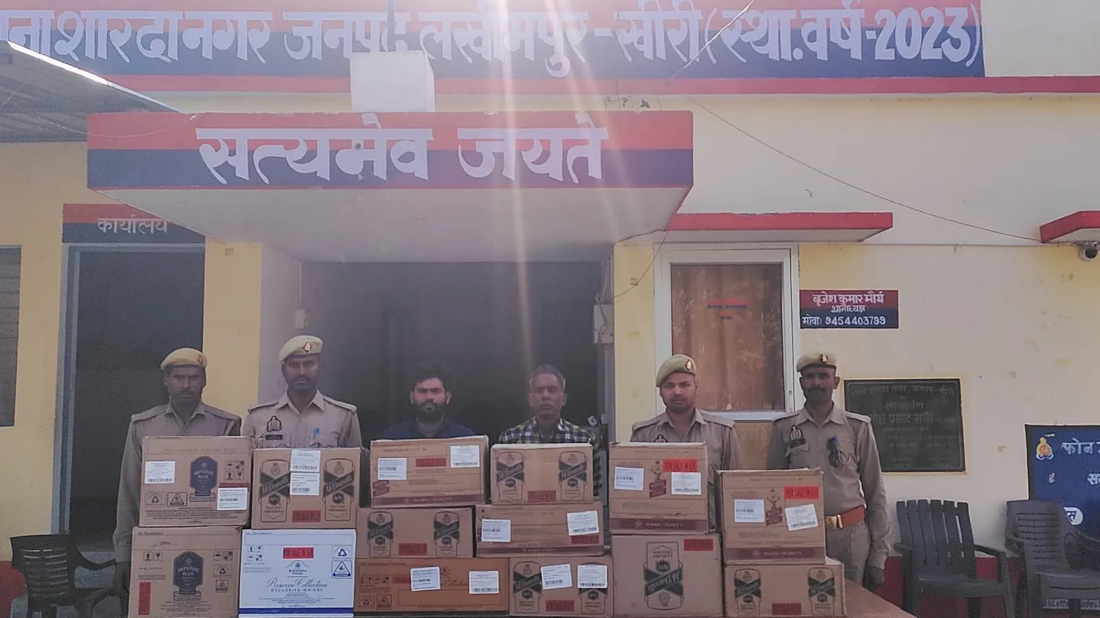 लखीमपुर-खीरी: अवैध ढंग से बस में रखकर ले जाई जा रही 14 पेटी अंग्रेजी शराब बरामद, चालक और परिचालक गिरफ्तार 