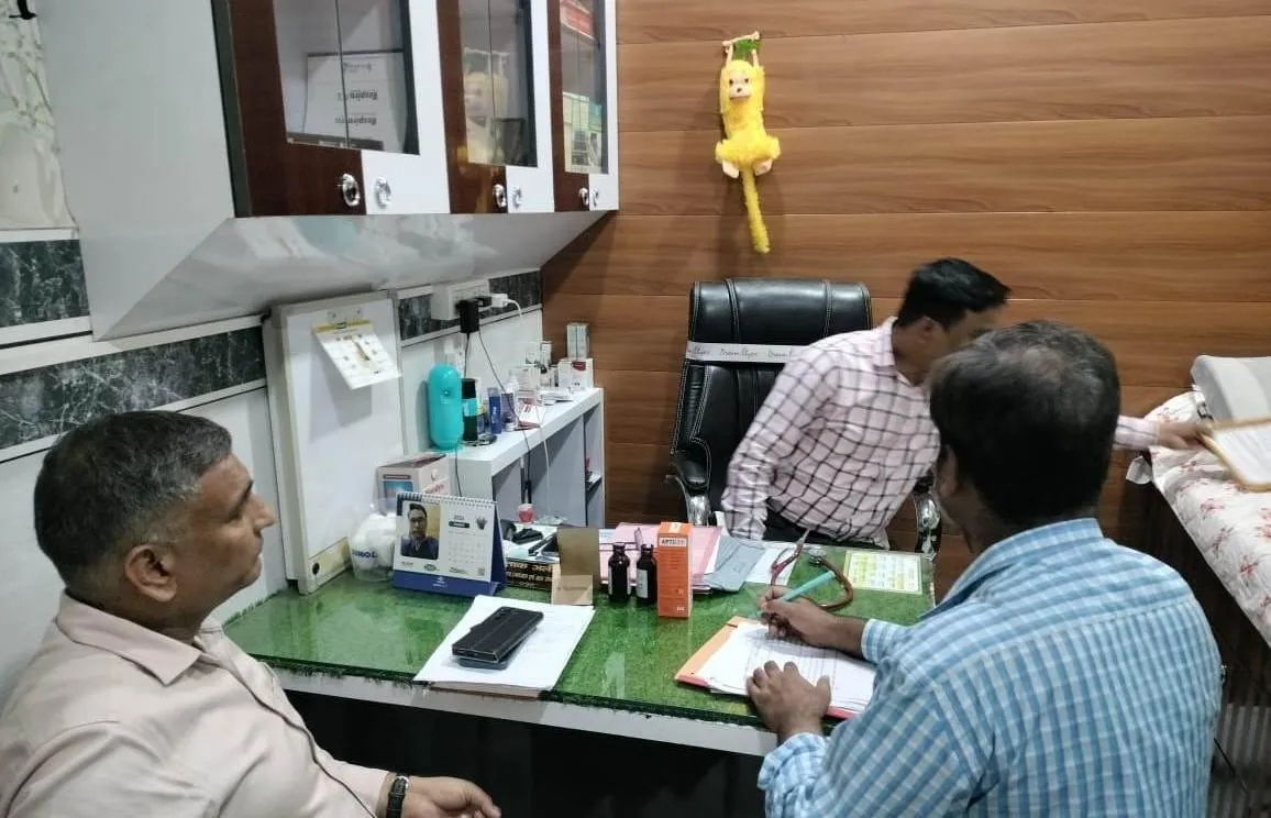 पीलीभीत: एसीएमओ की छापेमारी में उजागर हुईं कई अस्पतालों में खामियां, सात को नोटिस 