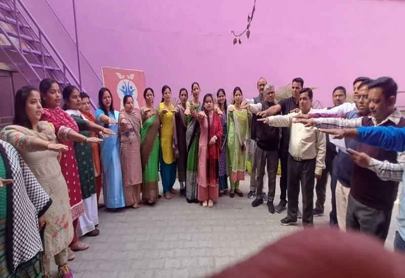  मुरादाबाद : शिक्षकों ने ली मतदान के प्रति लोगों को जागरूक करने की शपथ