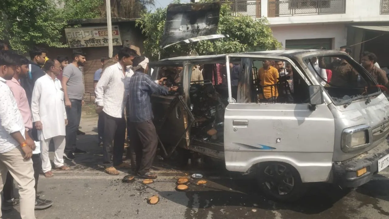 Auraiya: शार्ट सर्किट से वैन में लगी आग; धू-धूकर जली वैन, लोगों का आरोप- गैस रिफिलिंग करने के दौरान हुआ हादसा