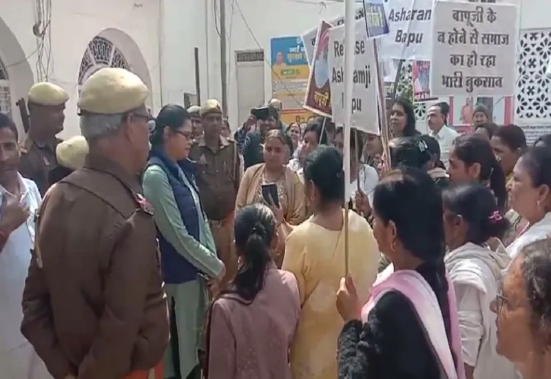 मुरादाबाद : आसाराम बापू की रिहाई को लेकर सड़कों पर उतरे अनुयायी, बोले- बापू को झूठे केस में फंसाया गया