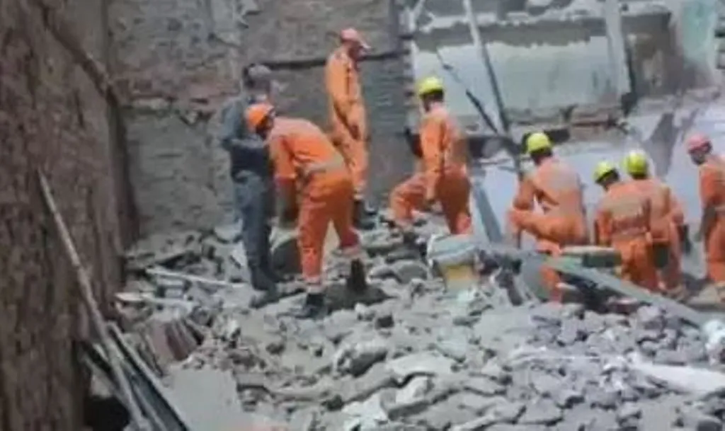 उत्तर-पूर्व दिल्ली में ढही इमारत, दो लोगों की मौत...एक अन्य घायल 