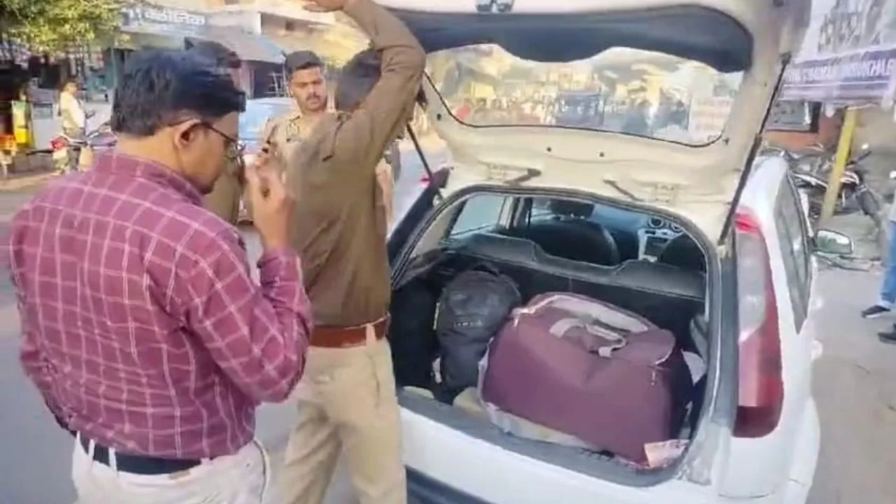 Farrukhabad News: उड़नदस्ते की टीम को चेकिंग के दौरान गाड़ी से मिले लाखों रुपये; पूछताछ में जुटी पुलिस