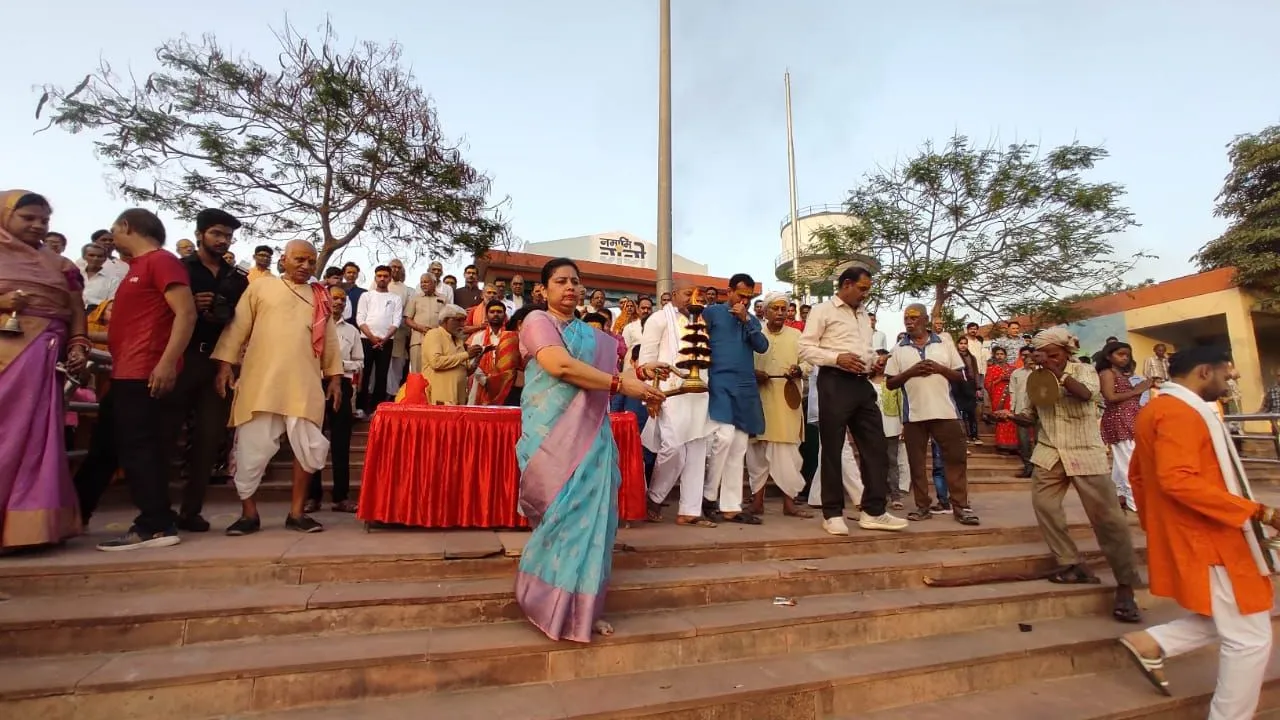 Unnao: गंगा मेला पर आयोजित कार्यक्रम में कवियों ने कविताओं से बांधा समां; श्रोताओं को किया मंत्र मुग्ध