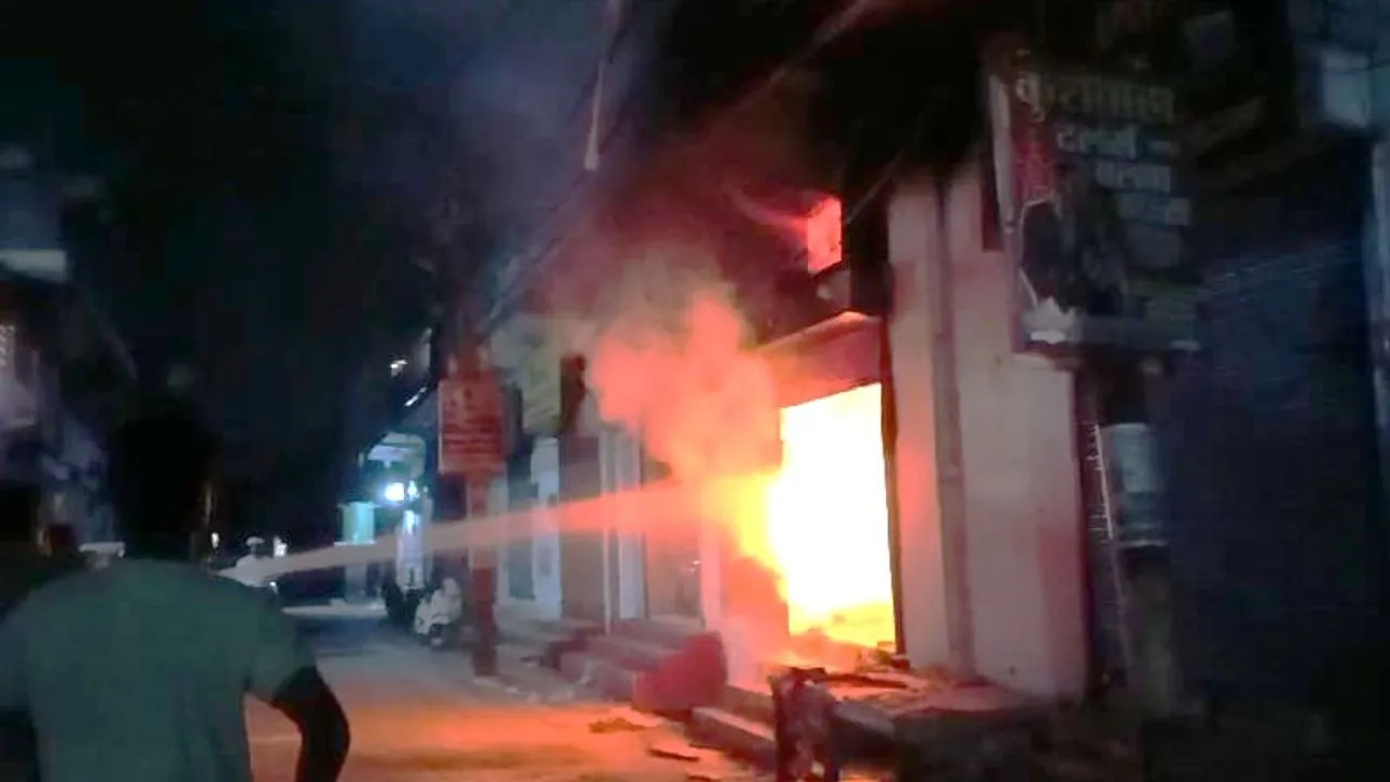 Unnao: शार्ट सर्किट होने से बिस्कुट एजेंसी में लगी आग, लाखों का सामान जलकर स्वाहा, दमकल कर्मियों ने आग पर पाया काबू 