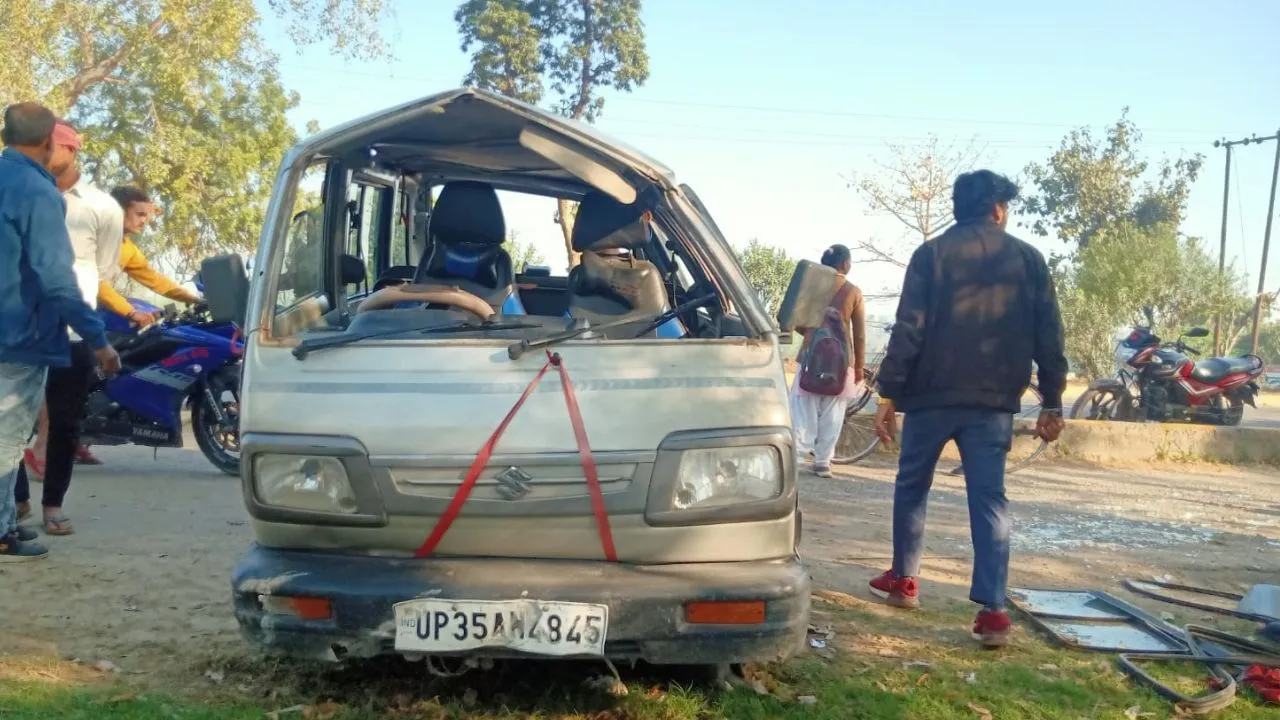 Unnao News: 15 स्कूली बच्चों से भरी वैन हाइवे पर पलटी; एक की मौत, कई बच्चे हुए गंभीर रूप से घायल