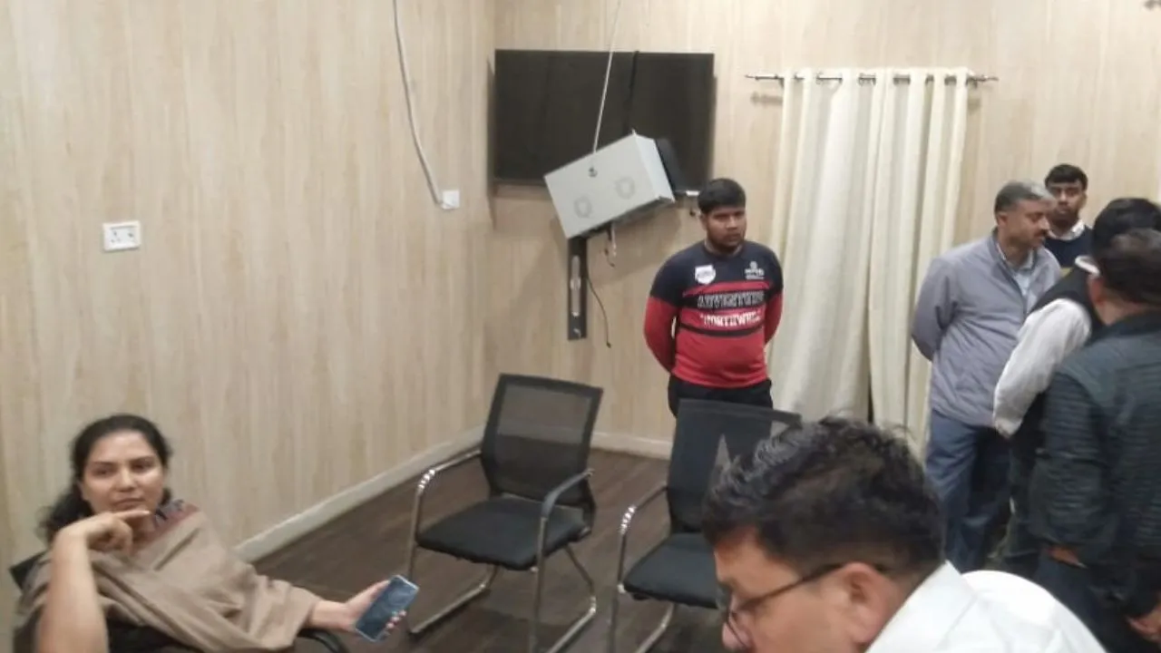 Kannauj News: एंटी करप्शन टीम की एएसपी इंदु प्रभा जांच करने पहुंचीं बीएसए ऑफिस; कर्मचारियों से की पूछताछ...