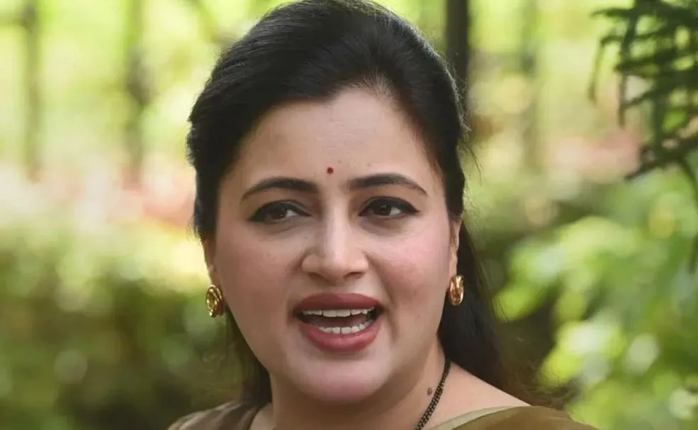 सांसद नवनीत राणा को व्हाट्सएप पर मिली जान से मारने की धमकी, अज्ञात लोगों के खिलाफ FIR 